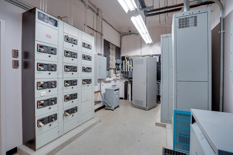 More Photos Of 275 Portsmouth Ave, Stratham Light Manufacturing For Sale