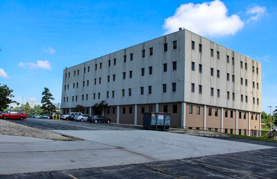 More Photos Of 4755 Kingsway Dr, Indianapolis Office For Lease