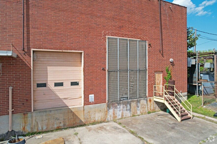 More Photos Of 572 S New St, Eden Distribution For Lease