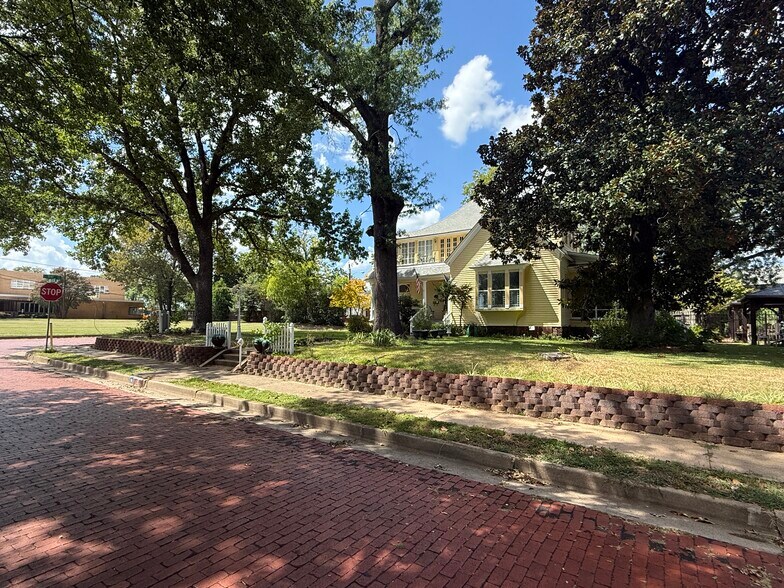 More Photos Of 611 W Woldert St, Tyler Hospitality For Sale