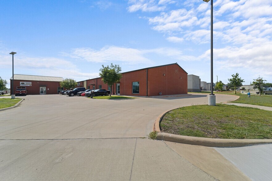 More Photos Of 414 Powerhouse St, McKinney Warehouse For Lease
