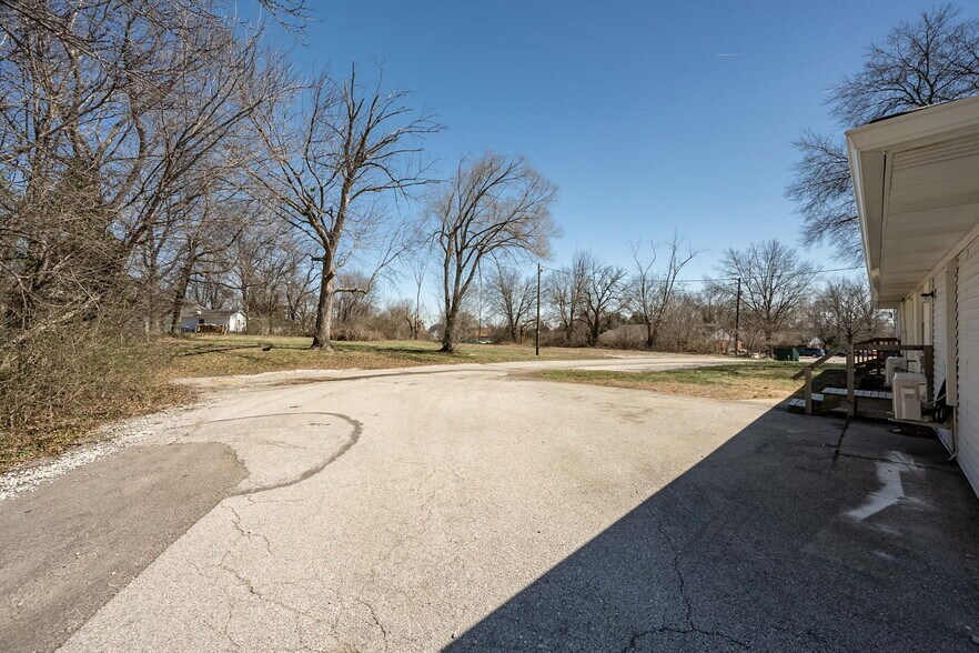 More Photos Of 302 S Lincoln Dr, Troy Office For Lease