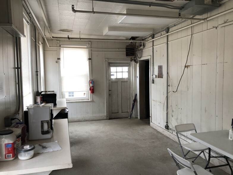 More Photos Of 100 Beecher Ave, Cheltenham Warehouse For Lease