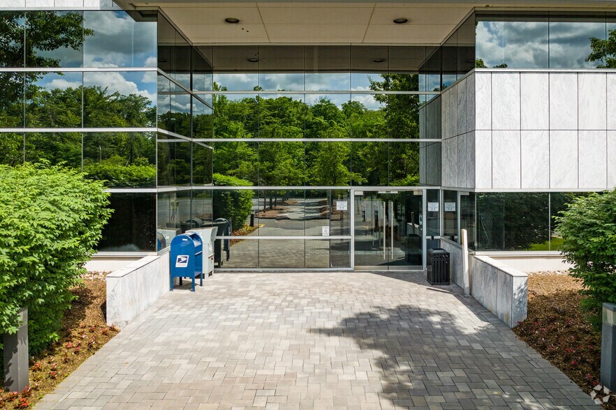 More Photos Of 425 Eagle Rock Ave, Roseland Office For Lease