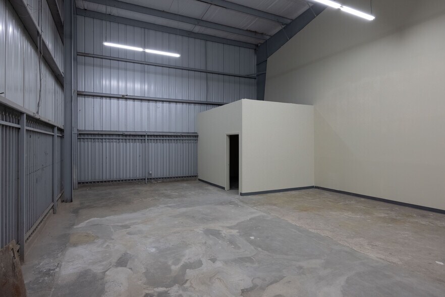 More Photos Of 326-330 W 58th St, Los Angeles Warehouse For Sale