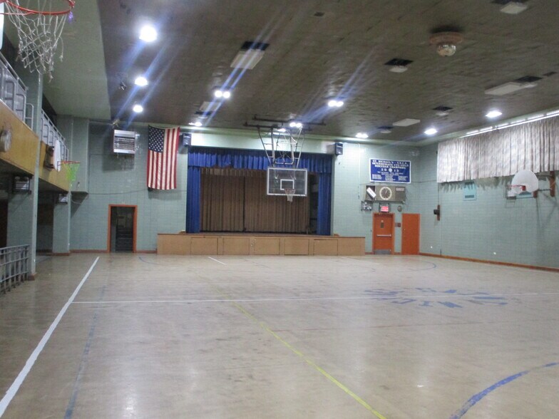 More Photos Of 237 Jerome St, Brooklyn Schools For Lease