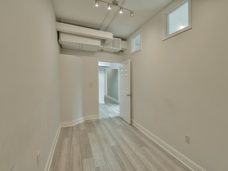 More Photos Of 2300 N Pershing Dr, Arlington Medical For Sale