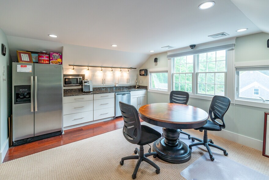 More Photos Of 31 Meetinghouse Rd, South Chatham Office For Sale