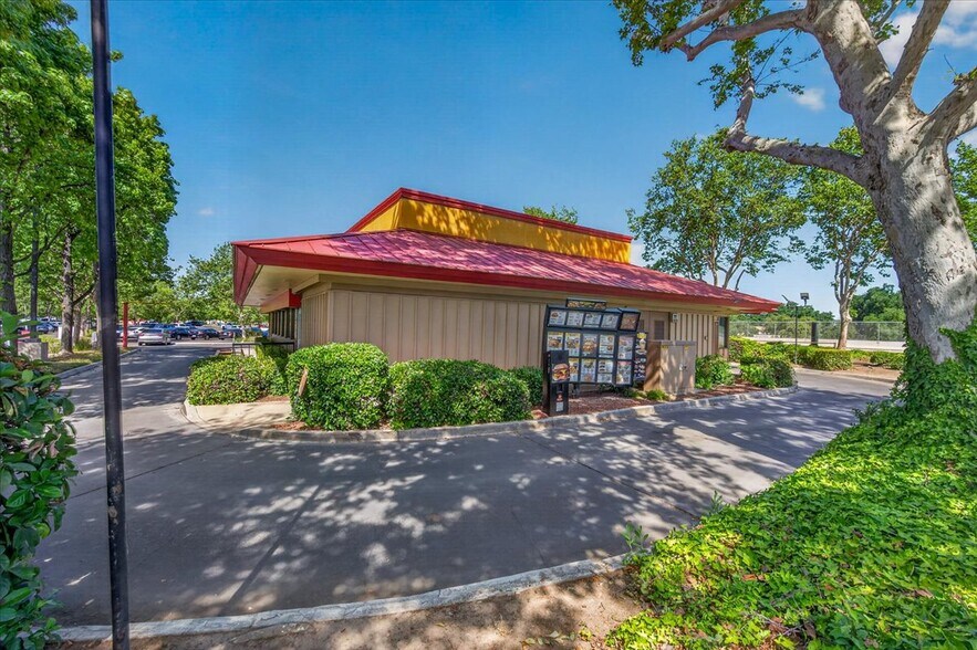 More Photos Of 501 S Chinowth St, Visalia Fast Food For Sale