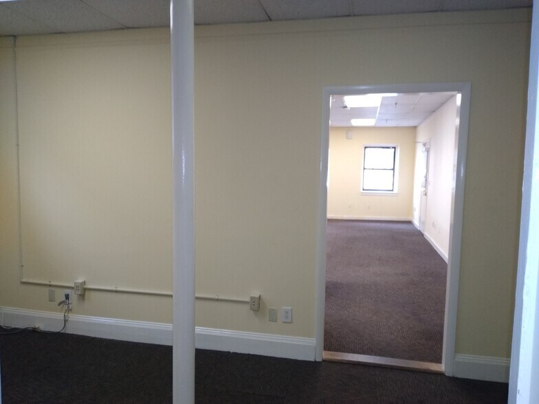 More Photos Of 2094 Boston Post Rd, Larchmont Storefront For Lease