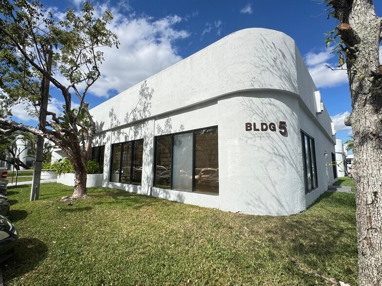 More Photos Of 9210 Sunset Dr, Miami Office For Lease