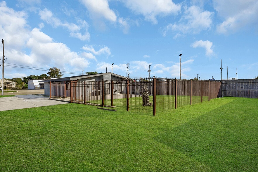 More Photos Of 602 Spencer Hwy, South Houston Medical For Sale