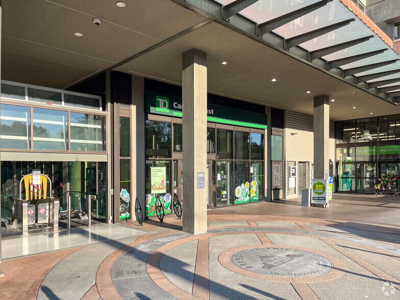 More Photos Of 233 Nelson's Cres, New Westminster Medical For Sale