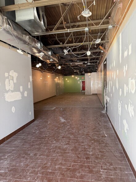 More Photos Of 945-965 E Summit St, Milford General Retail For Lease