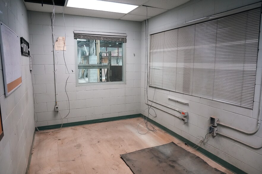 More Photos Of 3363 Davis Rd, Thorold Warehouse For Lease