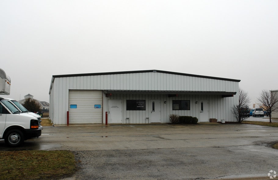 More Photos Of 34 Stonehill Rd, Oswego Warehouse For Lease