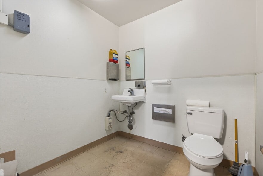 More Photos Of 6085 King Dr, Ventura Manufacturing For Sale