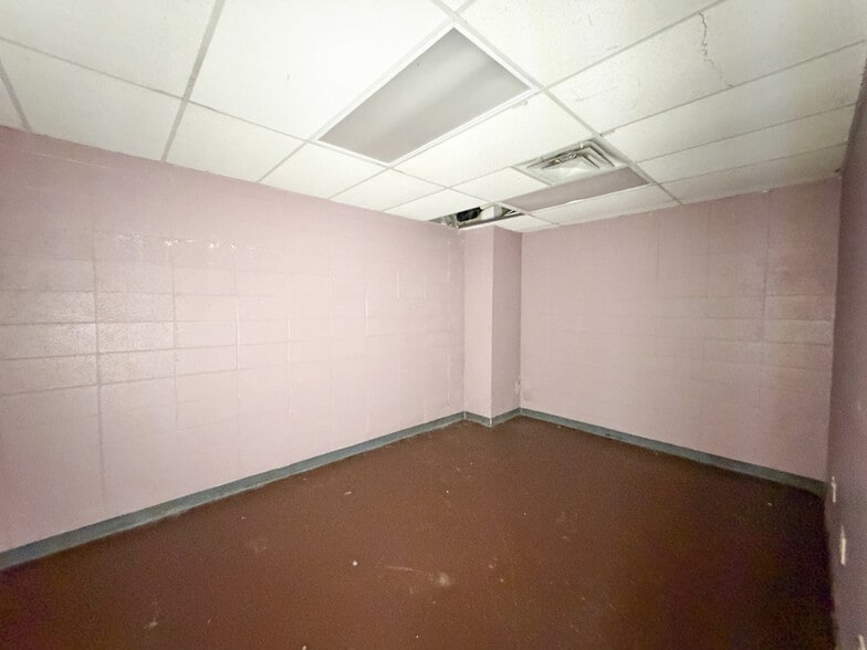 More Photos Of 900 W Chapel Rd, Asheville Showroom For Sale