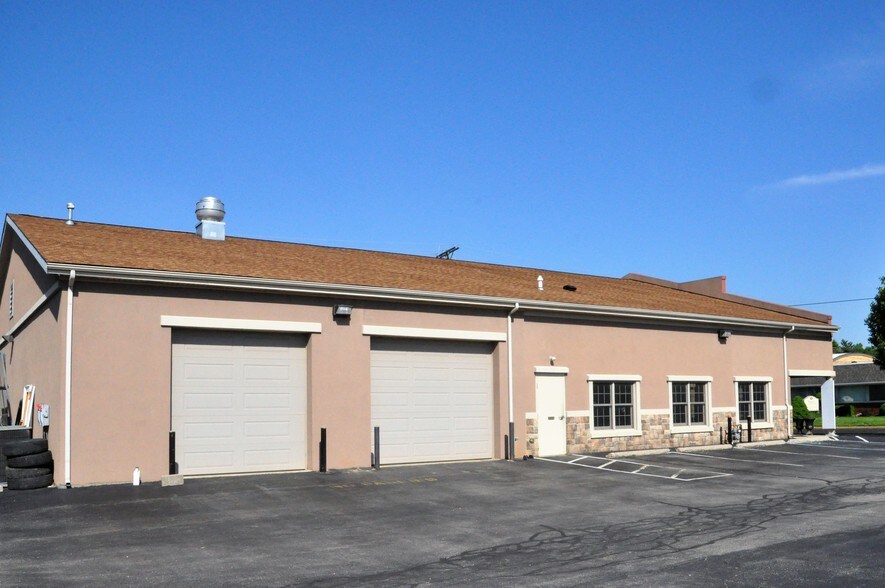 More Photos Of 869 W 2nd St, Xenia Showroom For Lease