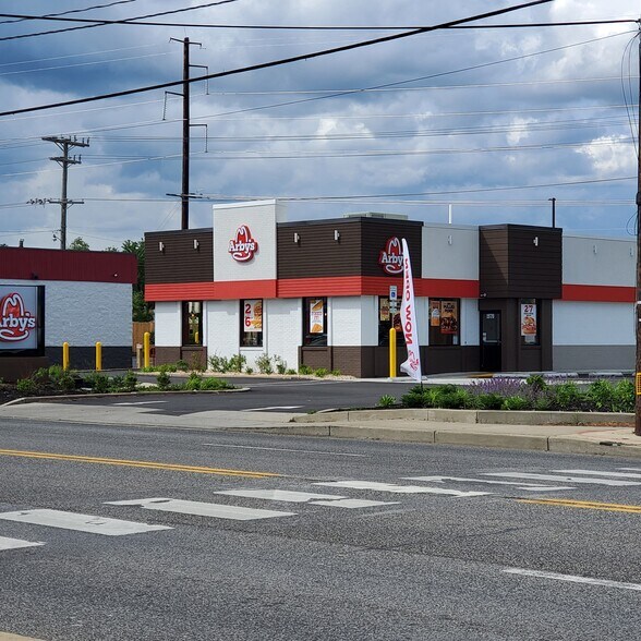 Primary Photo Of 1972 West St, Annapolis Fast Food For Sale