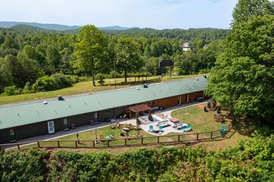 More Photos Of 1793 Holbert Cove Rd, Saluda Hotel For Sale