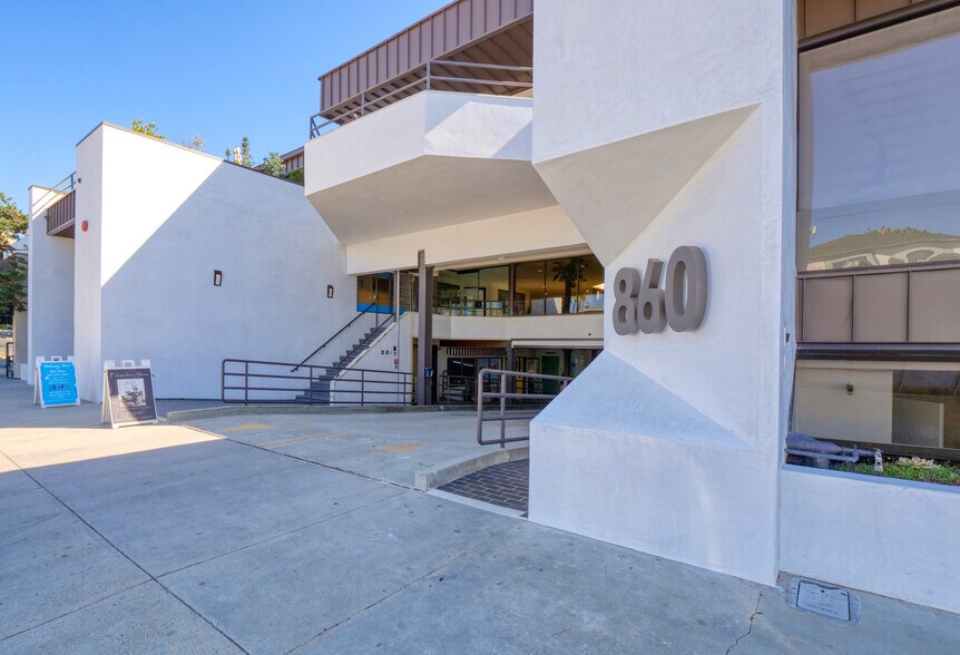 More Photos Of 860 Via de la Paz, Pacific Palisades Office Residential For Lease