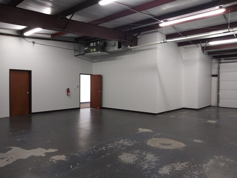 More Photos Of 8708 S Congress Ave, Austin Light Distribution For Lease