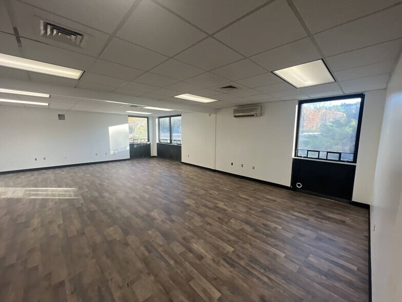 More Photos Of 275 Portsmouth Ave, Stratham Light Manufacturing For Lease