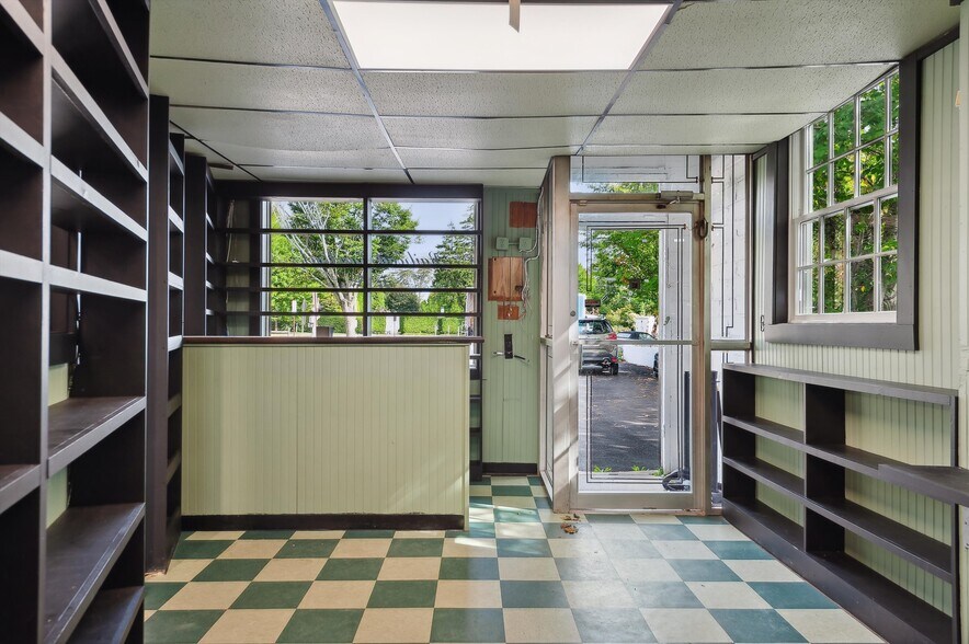 More Photos Of 9 Railroad Ave, East Hampton General Retail For Lease