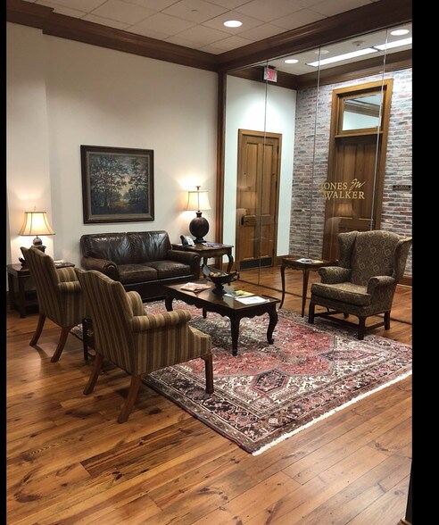 More Photos Of 600 Jefferson St, Lafayette Office For Sale