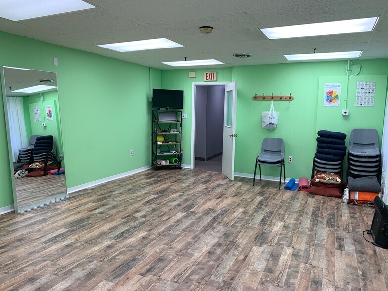 More Photos Of 10 Summit Ave, Berkeley Heights Warehouse For Lease