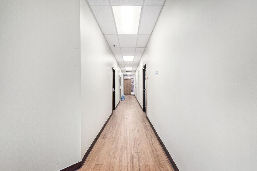 More Photos Of 15600-15650 N Black Canyon Hwy, Phoenix Office For Lease