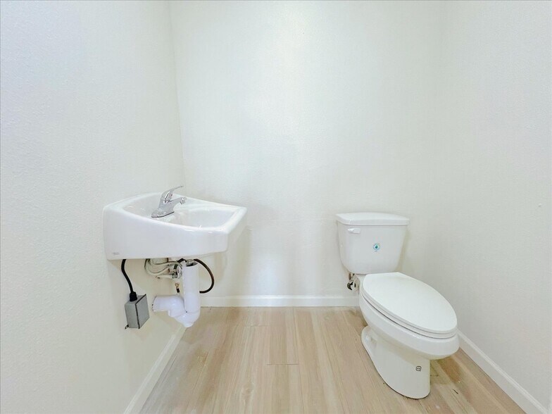 More Photos Of 7704 Irvington Blvd, Houston General Retail For Lease