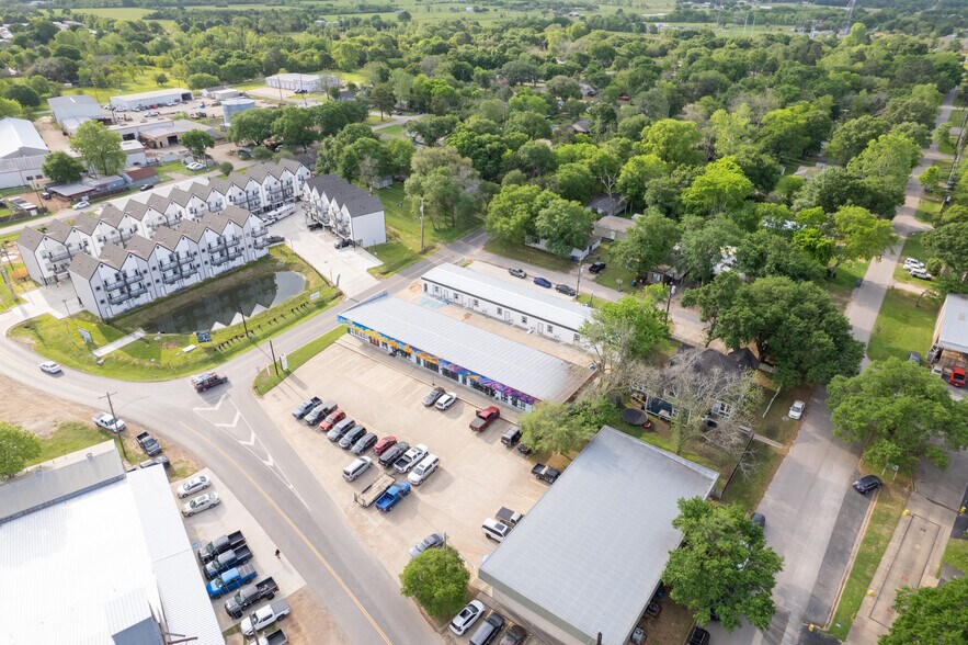 More Photos Of 2611 Washington St, Waller Storefront Retail Office For Lease