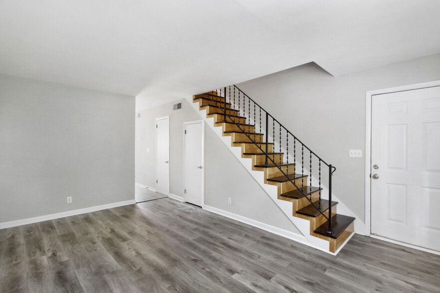 More Photos Of 1012-1018 Hickory Hill Ln, Hermitage Apartments For Sale