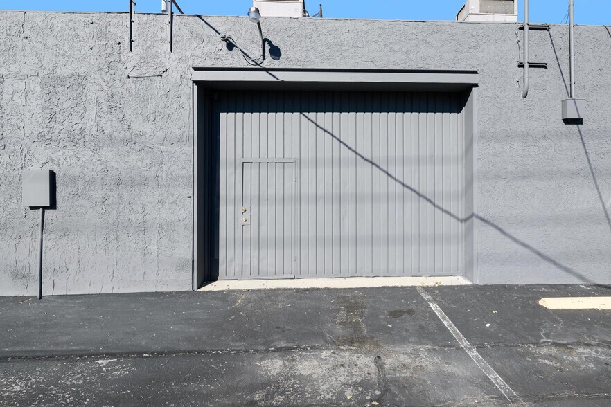 More Photos Of 4000-4004 W Burbank Blvd, Burbank Freestanding For Sale