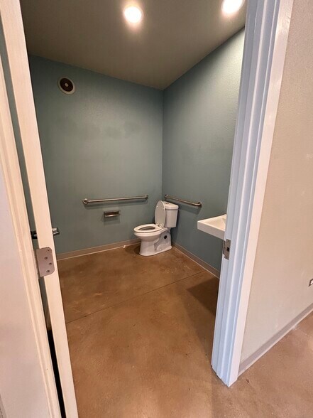 More Photos Of 9 Spanish Pass Rd, Boerne Showroom For Lease