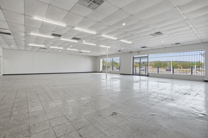 More Photos Of 2422-2424 W 41st St, Tulsa Showroom For Lease