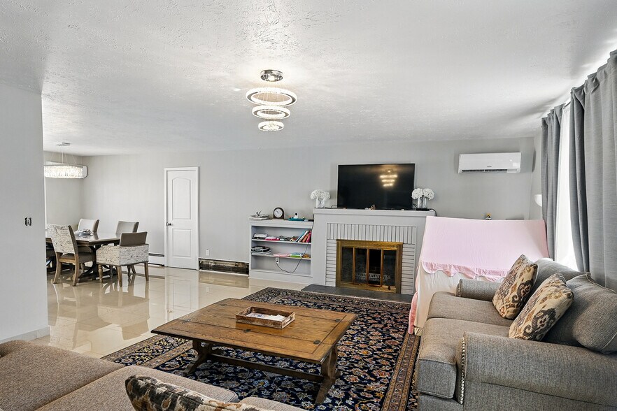 More Photos Of 91 E Main St, Bicknell Hotel For Sale