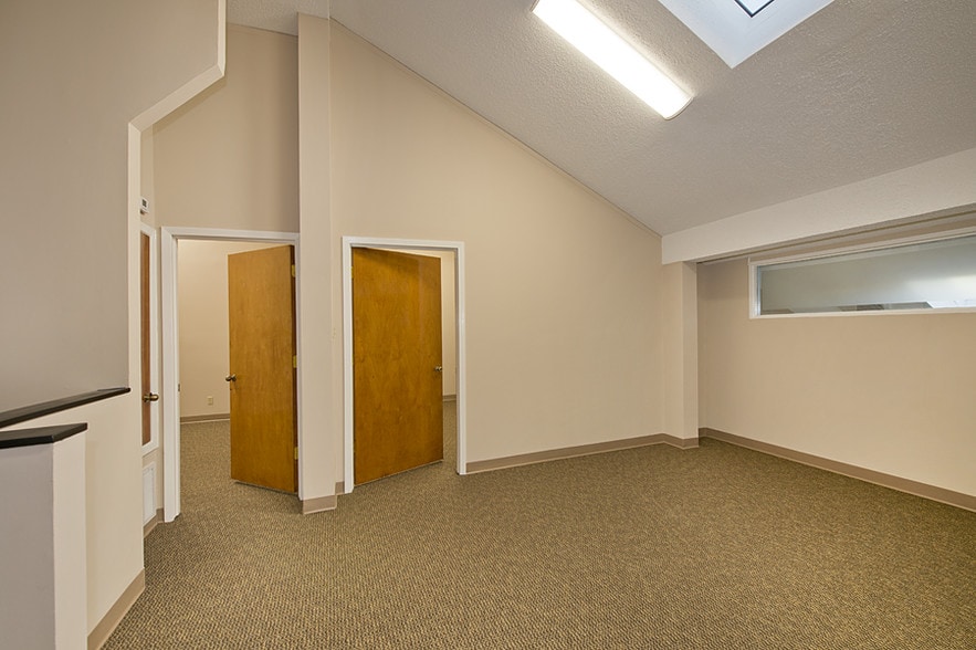 More Photos Of 17300 El Camino Real, Houston Office For Sale