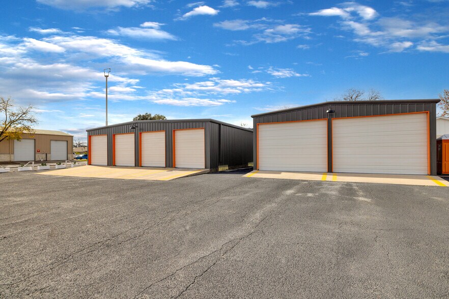 More Photos Of 408 S Main St, Lampasas Light Distribution For Sale