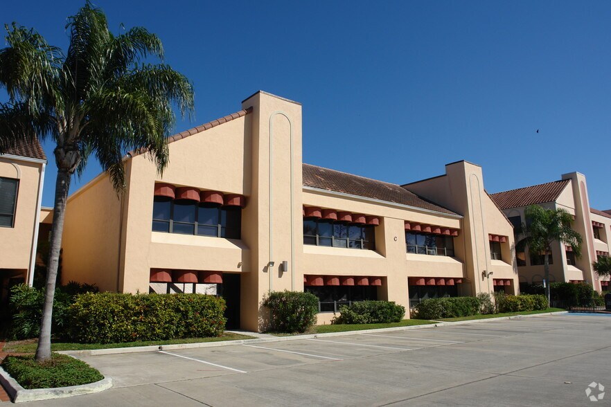 More Photos Of 900 SE Ocean Blvd, Stuart Medical For Lease