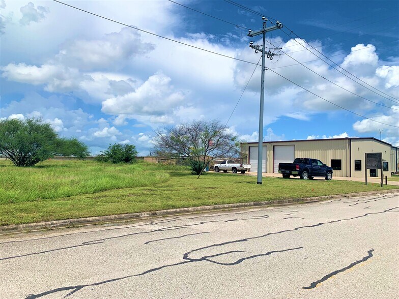More Photos Of Handley St and HWY 290, Brenham Land For Lease