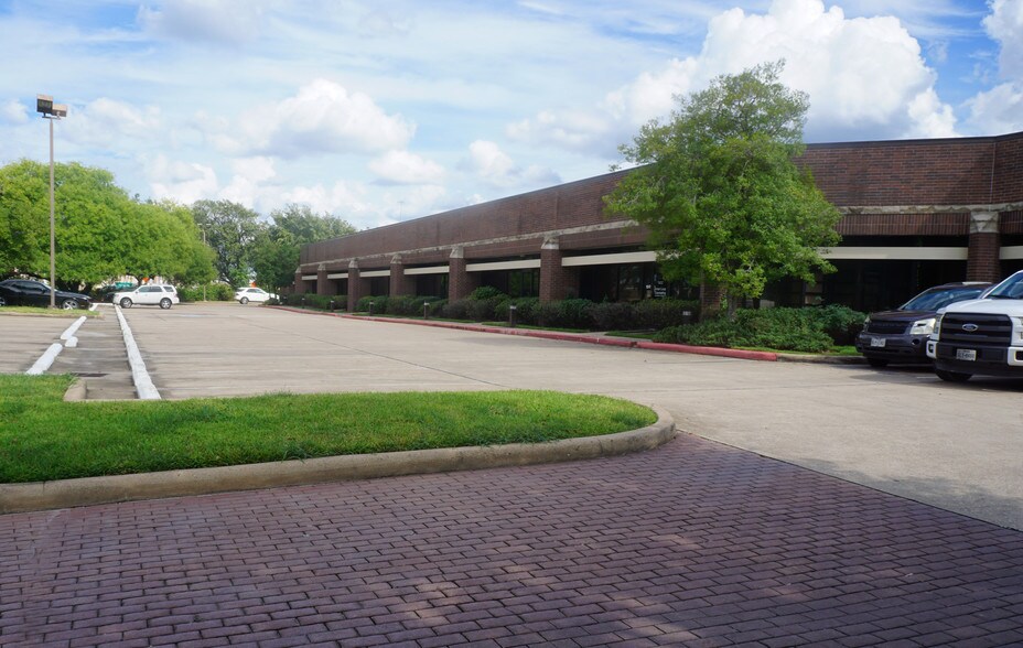More Photos Of 1500 N Post Oak Rd, Houston Flex For Lease