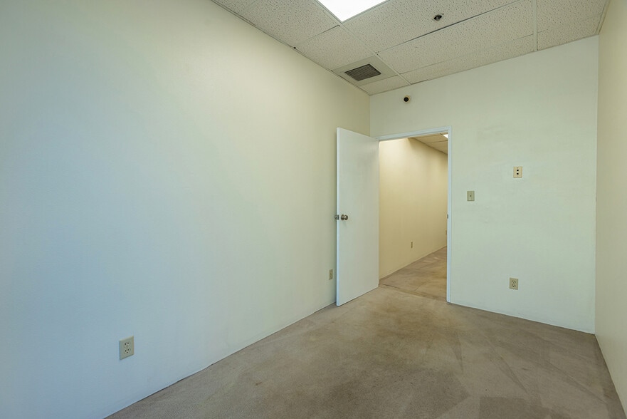 More Photos Of 300 Ohukai Rd, Kihei Showroom For Sale