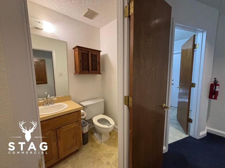 More Photos Of 376 W Main St, Lewisville Medical For Sale