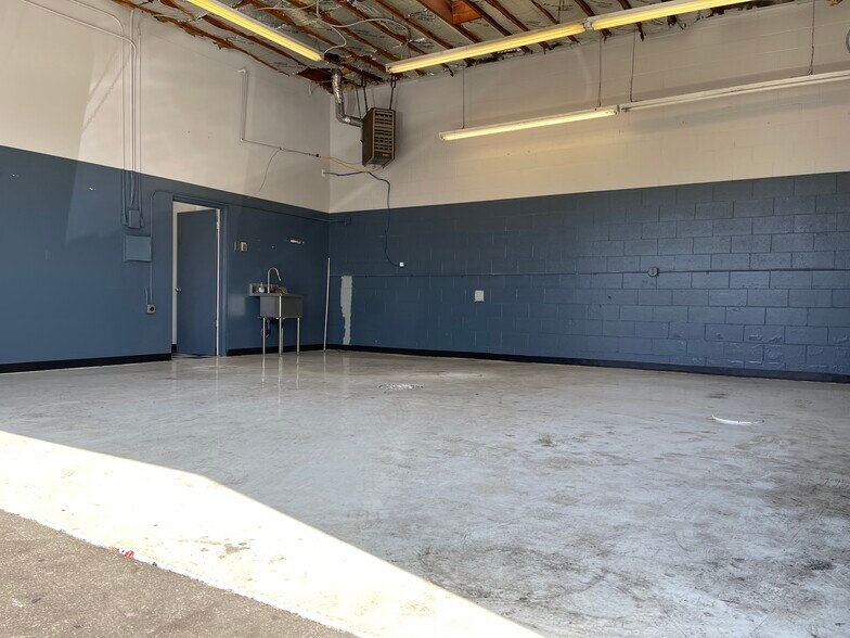 More Photos Of 2621 Pico Blvd, Santa Monica Storefront Retail Office For Lease