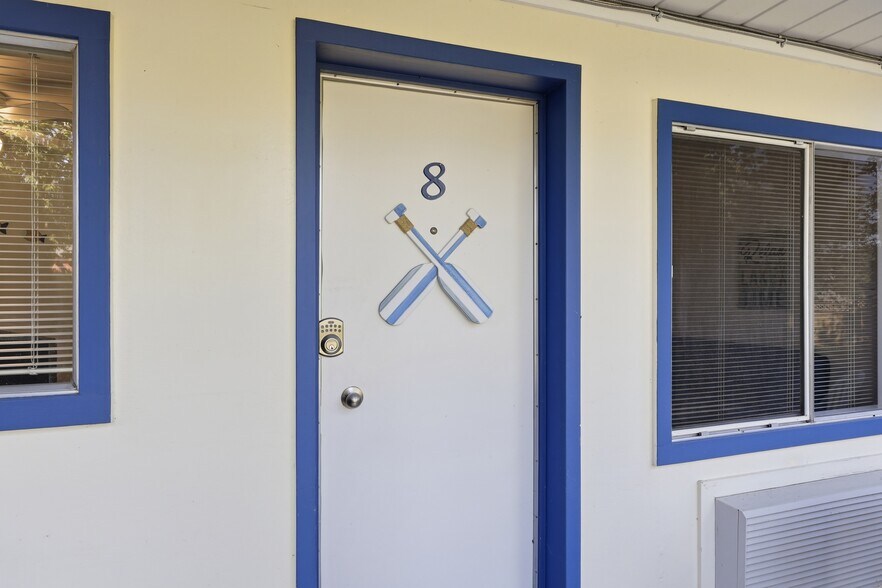 More Photos Of 7001 Savona Access Rd, Thompson-Nicola Hotel For Sale