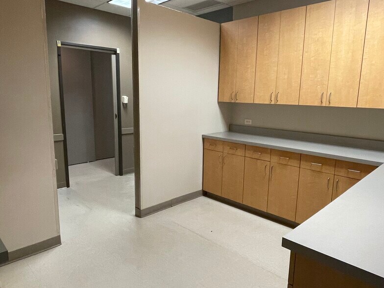 More Photos Of 7127 Somerset Rd, San Antonio Medical For Lease