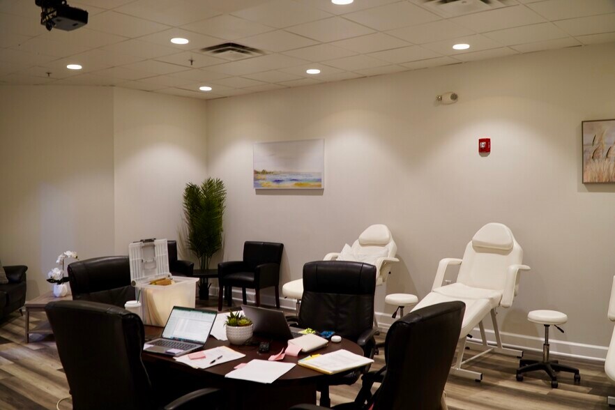 More Photos Of 5850 W Cypress St, Tampa Office For Lease